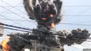 Sebuah bola api membubung dari sebuah bangunan yang terkena serangan udara Israel di daerah Abbasiyeh, pinggiran kota Tyre, Lebanon selatan, pada Rabu 8 April 2026. (Kawnat HAJU/AFP)