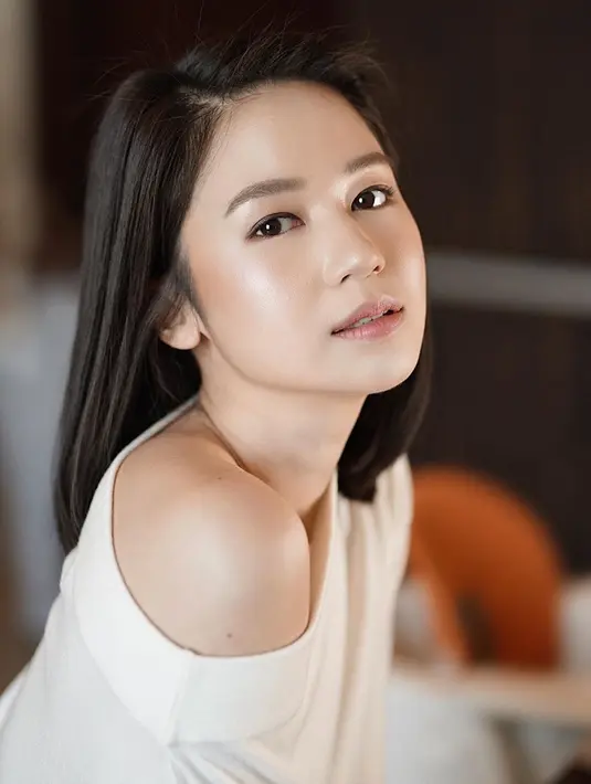 Bagi kamu pecinta film Indonesia, pasti sudah tidak asing dengan gaya rambut pendek favorit ibu satu anak ini. Dengan sentuhan poni side swept membuat aura kecantikan Laura makin terpancar. Kamu bisa tambahkan aksesori berupa hoop earrings agar tidak terlalu polos.(Liputan6.com/IG/@laurabas)