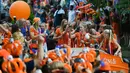 Tim sepak bola wanita Belanda merayakan kemenangannya di sebuah perahu di Utrecht, Belanda (7/9). Dengan kemenangan tersebut Belanda juga berhasil menyamai catatan Jerman (2001) sebagai tuan rumah yang mampu menjadi juara. (AFP Photo/John Thys)