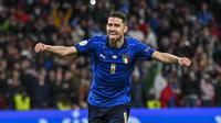 Salah satu gelandang Chelsea, Jorginho, adalah otak di balik penampilan sempurna Gli Azzurri saat pertandingan semifinal melawan Spanyol. Bagaimana tidak, tendangan penaltinya membuat Italia lolos ke final Piala Eropa 2020. (Foto: AP/Pool/Justin Tallis)