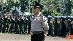Citizen6, Bandung: Operasi Lilin dalam rangka pengamanan Natal 2011 dan menyambut Tahun baru 2012, dimulai Jum’at (23/12) sampai Minggu (1/1) 2012, akan melibatkan 12.492 dari Polda Jabar yang dibantu TNI dan unsur terkait lainnya. (Pengirim: Pendam3)