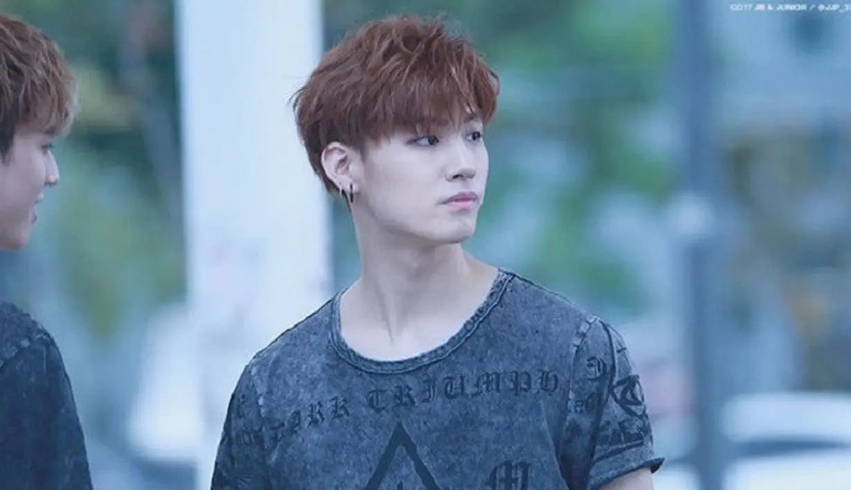 Wajah tampan Jaebum GOT7 memang sudah tak diragukan lagi. Ia semakin membuat kaum hawa klepek-klepek dengan dadanya yang bidang. (Foto: favim.com)