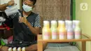 Dika menyelesaikan pembuatan minuman jelly di rumahnya di Kawasan Gandasari, Kecamatan Jatiuwung, Kota Tangerang, Sabtu (21/8/2021). Dika membuat usaha minuman jelly untuk mengisi waktu luangnya di rumah yang dijual melalui pasar online seharga Rp 5 ribu per botolnya. (Liputan6.com/Angga Yuniar)