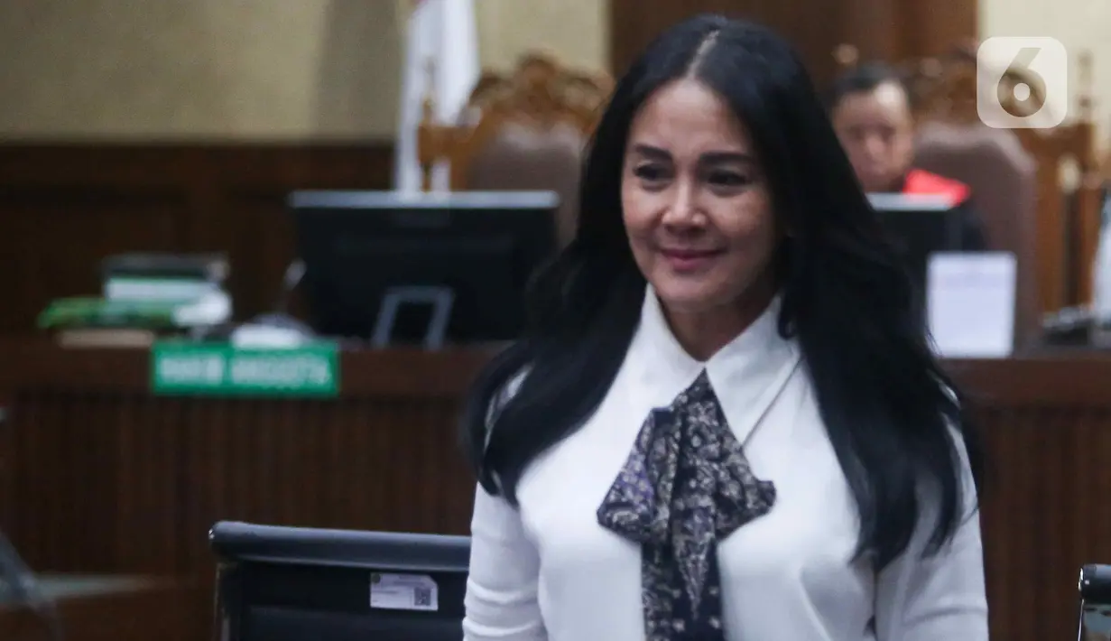 <p>Aksi Rafael Alun turut melibatkan keluarganya. Pertama, istri Rafael, yaitu Ernie Meike Torondek ikut disebut dalam dakwaan. (Liputan6.com/Herman Zakharia)</p>