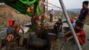 Sejumlah pekerja berbincang saat melakukan pengeboran di sumur minyak ilegal di Minhla, Myanmar, 10 Maret 2019. Para pekerja tinggal dalam gubuk-gubuk yang berada tepat di sebelah sumur minyak ilegal. (Ye Aung THU/AFP)