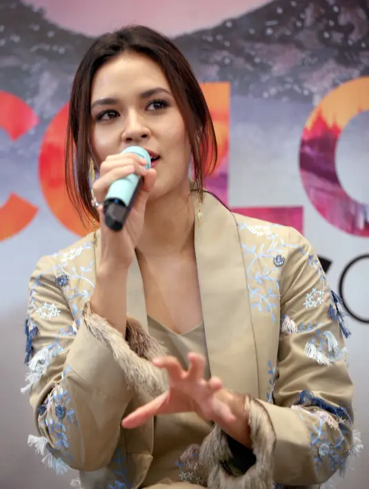 Raisa memang menjadi salah satu pengisi soundtrack film Ayat-Ayat Cinta 2 yang tayang hari ini 21 Desember 2017. Tak hanya Raisa, ada juga beberapa nama lainnya seperti Krisdayanti, Rossa dan Isyana Sarasvati. (Nurwahyunan/Bintang.com)