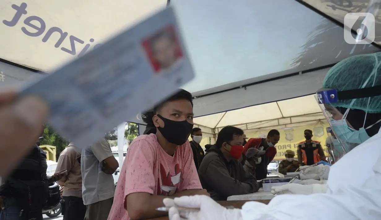 Pengendara yang terjaring razia masker menjalani pendataan di Jalan Panjang, Kedoya, Jakarta Barat, Senin (2812/2020). Pengendara yang tidak mengenakan masker langsung menjalani rapid test antigen gratis untuk mencegah penularan COVID-19. (merdeka.com/Dwi Narwoko)