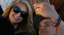 Aktris Paris Hilton berselfie dengan fansnya saat tiba di Arco Norte Store di Mexico City, (8/11). Kehadiran Paris Hilton di Meksiko untuk mempromosikan sepatu terbarunya. (AP Photo / Marco Ugarte)