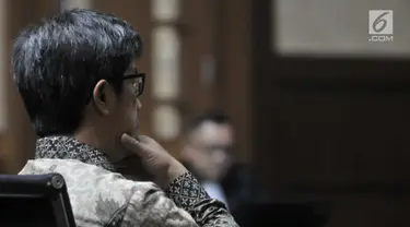 Terdakwa kasus korupsi E-KTP Anang Sugiana Sudiharjo mendengarkan putusan majelis hakim di Pengadilan Tipikor, Jakarta, Senin (30/7). Anang dihukum 6 tahun penjara dan denda Rp 1 miliar atau subsider 4 bulan kurungan. (Merdeka.com/Iqbal S. Nugroho)