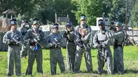 Egy Maulana Vikri (ketiga dari kiri) bermain paintball bersama FK Senica. (Instagram FK Senica).