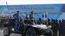 KSAU Marsekal TNI Hadi Tjahjanto memeriksa pasukan dengan menaiki mobil komando saat upacara peringatan Hari Ulang Tahun (HUT) ke-71 di Taxi Way Skuadron Udara Bandara Halim Perdanakusuma, Jakarta, Minggu (9/4). (Liputan6.com/Faizal Fanani)