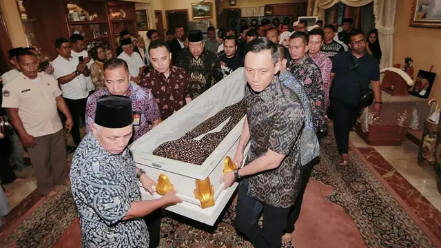 6 Momen Haru SBY  Saat Antarkan Sang Bunda ke Peristirahatan Terakhir