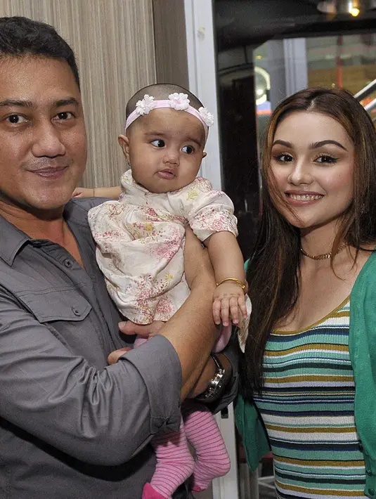 Namun bukan berarti Rafli akan diam saja melepas Rasya menyelami panggung hiburan tanah air. Berbagai wejangan tetap diberikan Rafli sebagai bekal Rasya. (Deki Prayoga/Bintang.com)