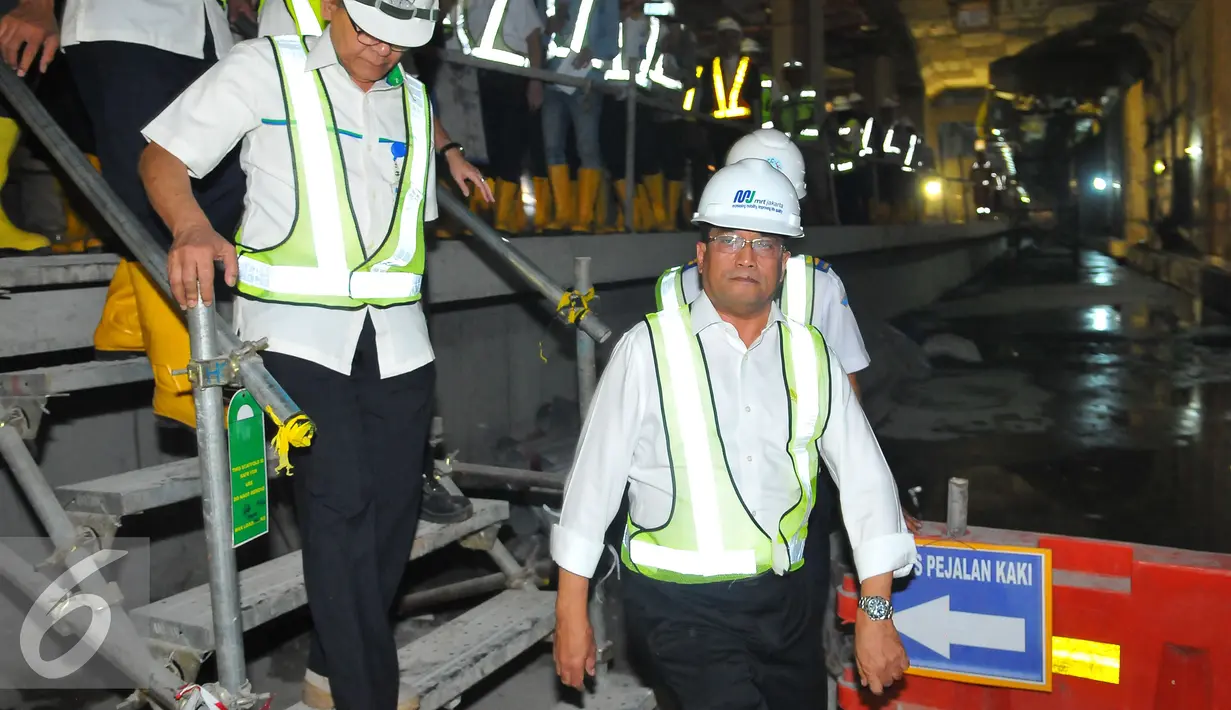 Menteri Perhubungan Budi Karya Sumadi saat meninjau proyek MRT di Bundaran HI, Jakarta, Rabu (14/12). Menhub menyebutkan pengerjaan proyek tersebut sudah 70 persen untuk kontruksi dan 50 persen untuk kumulatifnya. (Liputan6.com/Angga Yuniar)