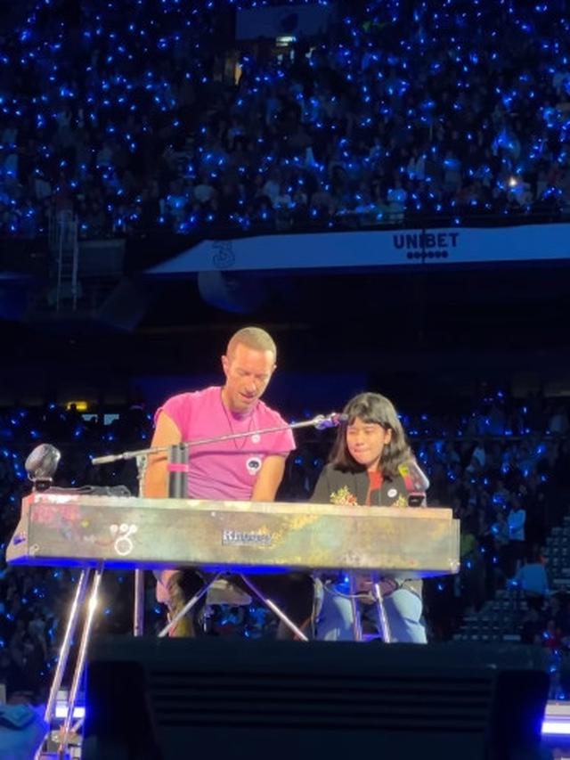 Penggemar Asal Indonesia Diajak Chris Martin Naik ke Panggung Konser Coldplay di Denmark: Greatest Day in My Life