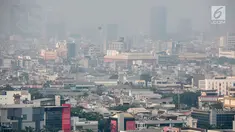 Penampakan polusi udara di langit Jakarta Utara, Senin (29/7/2019). Jakarta menjadi kota paling berpolusi di dunia versi AirVisual pagi ini. (Liputan6.com/Faizal Fanani)