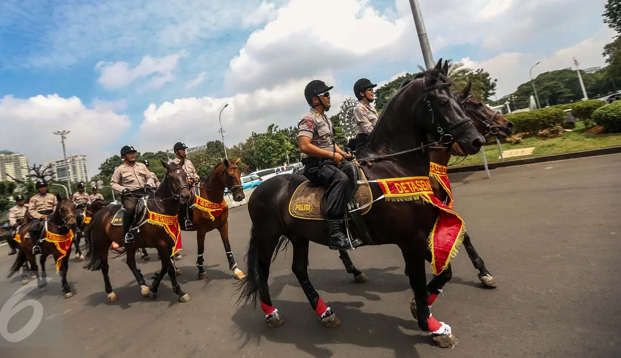 Anggota polisi berkuda melakukan pengamanan aksi Unjuk Rasa Bela Rakyat 121 BEM SI di depan Istana Merdeka, Jakarta, Kamis (12/1).  Aksi tidak hanya digelar di Jakarta, tetapi serentak di 18 kota lainnya di Indonesia. (Liputan6.com/Faizal Fanani)