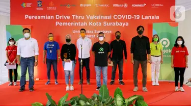 Perwakilan Halodoc, Gojek, Universitas Surabaya dan Allianz Life Syariah sebagai penyelenggara Drive Thru Vaksinasi COVID-19 Lansia, berfoto bersama pada peresmian Drive Thru Vaksinasi COVID-19 di Surabaya, Jawa Timur (27/03/2021). (Liputan6.com/Pool)