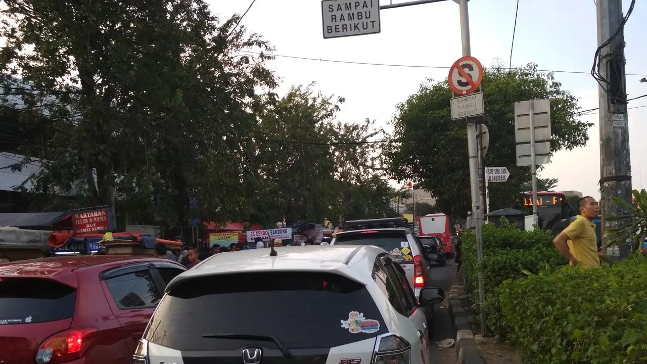 Antrian Pom Bensin di Jakarta Timur (Liputan6.com/Moch Harun Syah)