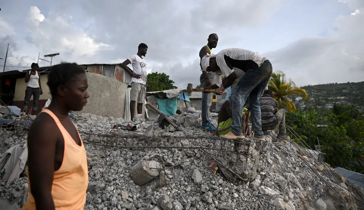 Gempa yang terjadi membuat ribuan orang mengungsi dalam beberapa hari terakhir. (AFP/Richard Pierrin)