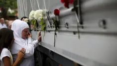 Wanita menangis di depan sebuah truk yang membawa 136 korban yang baru diidentifikasi di desa Visoko, Bosnia-Herzegovina, Kamis, (9/7/2015). Para Jenazah akan diangkut ke pusat peringatan di Potocari.(REUTERS/Stoyan Nenov)