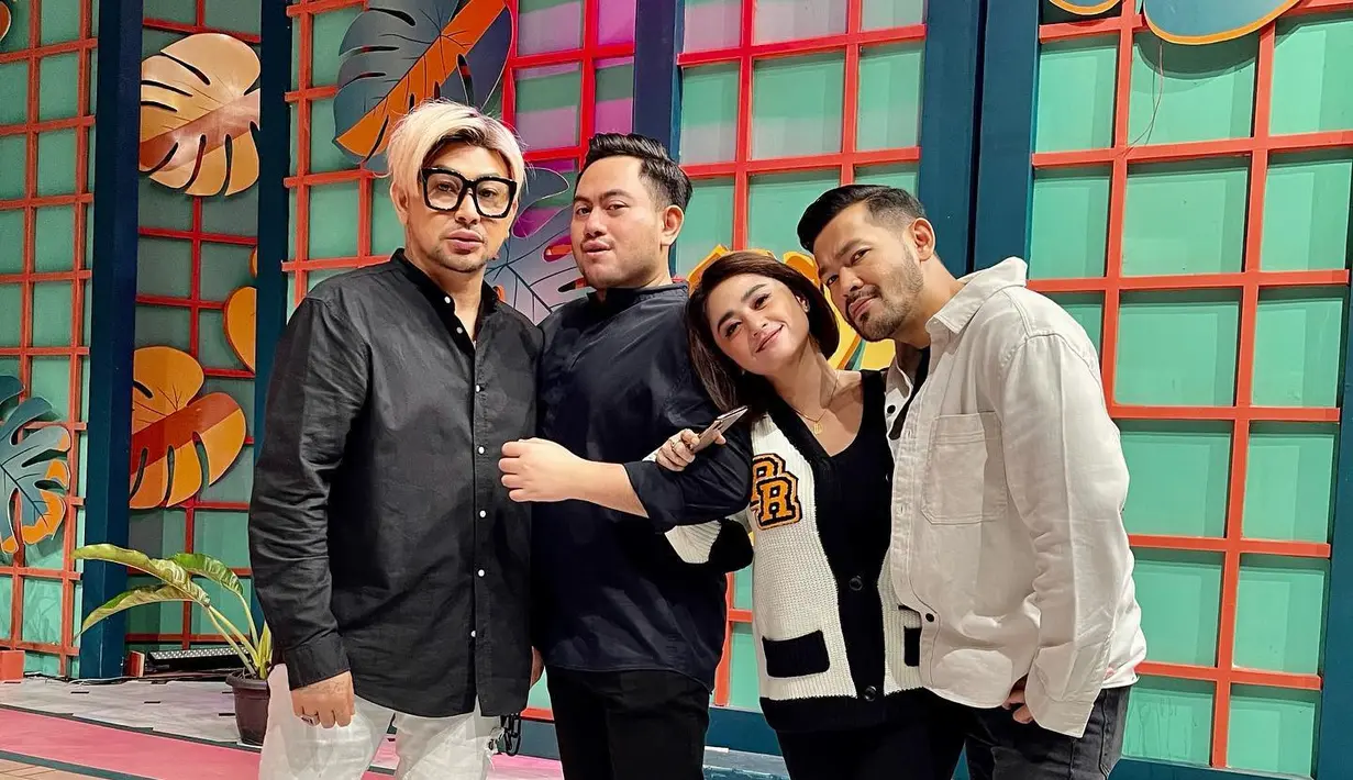 Gaya klop Dewi Perssik dan Rian Ibram dalam potongan pakaian berwarna monokrom hitam dan putih (IG @dewiperssik9)