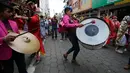 Sejumlah musisi meramaikan festival  La Diablada di jalan-jalan kota Pillaro, Ekuador, Jumat (4/1). Pada kesempatan itu, warga tumpah ruah di pusat kota sembari mengenakan kostum merah dan bertopeng setan. (AP/Dolores Ochoa)
