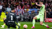Ferran Torres sukses menjadi pahlawan setelah gol semata wayangnya membawa Barcelona menaklukkan Atletico Madrid dalam laga leg kedua semifinal Copa del Rey 2024/2025 di Metropolitano, Kamis (03/04/2025) dini hari WIB. (AP Photo/Manu Fernandez)
