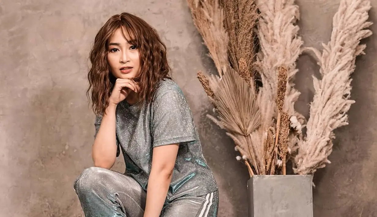 Tak hanya piawai dalam bernyanyi, PJ juga beberapa kali membintangi sinetron dan FTV. Selain aktingnya, paras cantik yang ia miliki membuat banyak orang terpukau. Apalagi keseharian PJ yang menggunakan gaya kasual . Ia terlihat simpel namun tetap modis. (Liputan6.com/IG/@nyonyahpjofficial)