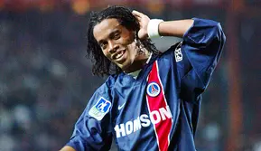 2. Ronaldinho – Mantan bintang Barcelona ini pernah bermain untuk PSG periode 2001-2003. Namun sayang legenda Brasil itu belum mampu memberikan trofi Liga Champions bagi klub ibu kota Prancis itu. (AFP/Jacques Demarthon)