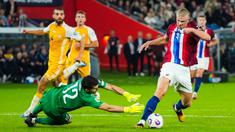 Pemain Timnas Norwegia, Erling Haaland, berusaha melewati kiper Moldova, Cristian Avram, dalam lanjutan Kualifikasi Piala Dunia 2026 di Ullevaal Stadium, Rabu (10/9/2025). (Cornelius Poppe/NTB via AP)