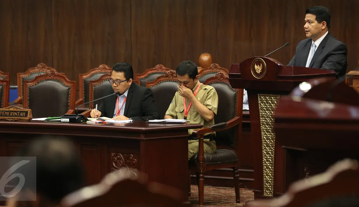 Ketua KPU Husni Kamil Manik menyampaikan keterangan pada sidang peninjauan kembali UU Nomor 1 Tahun 2015 tentang Pilkada di MK, Jakarta, Selasa (8/9). Sidang ini menyatukan tiga permohonan yang menguji peraturan yang sama. (Liputan6.com/Faizal Fanani)