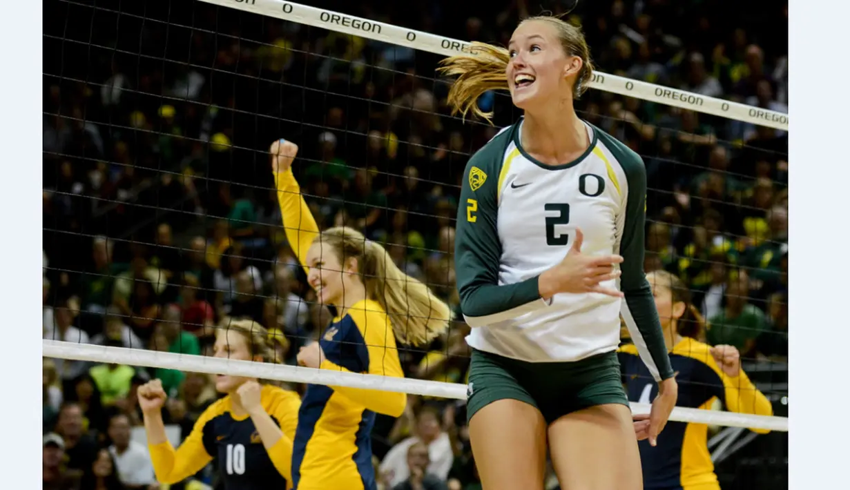 Alaina Bergsma berposisi sebagai spiker. (www.dailyemerald.com)