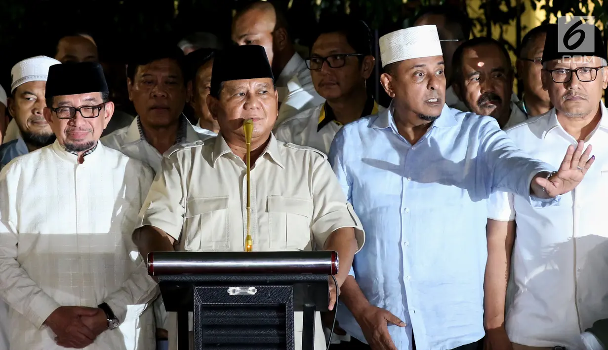 Calon presiden no urut 02 Prabowo Subianto bersama Badan Pemenangan Nasional (BPN) memberikan pidato politiknya di Kertanegara, Jakarta, Rabu (17/4). Prabowo Subianto mendeklarasikan kemenangannya dari hasil real count BPN di Pilpres 2019 pada angka 62%. (Liputan6.com/Johan Tallo)