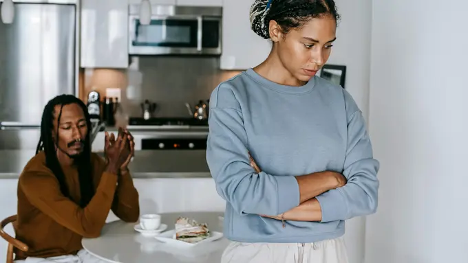 Mengenal Perbedaan Pasangan yang Posesif dan Peduli (photo by pexels.com)