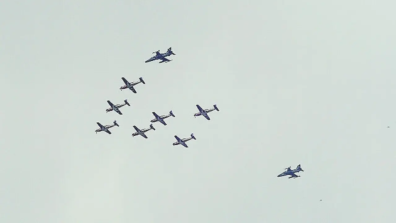 Formasi terbang Jupiter Aerobatic Team ketika terbang di langit Kota Pekanbaru.