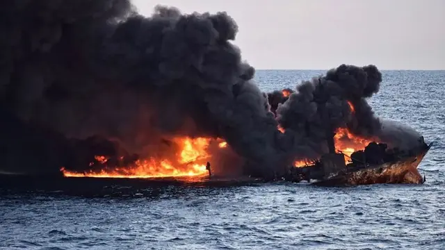Kapal tanker Iran Sanchi kembali terbakar dan kemudian tenggelam (14/1/2018) di laut lepas China. Otoritas menyebut tak ada korban selamat (AFP)