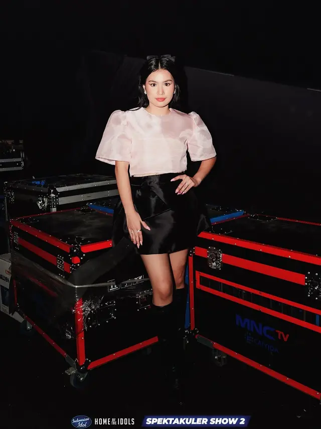 6 Pesona Memikat Vanessa Zee, Kontestan Ajang Pencarian Bakat yang Tampil Feminin dengan Rok Mini