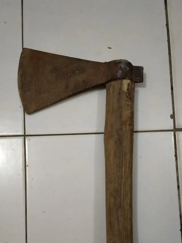 Seorang pria mengamuk berbekal kapak karena ingin menjemput istrinya di rumah mertua, di Kebumen. (Foto: Liputan6.com/Polres Kebumen)