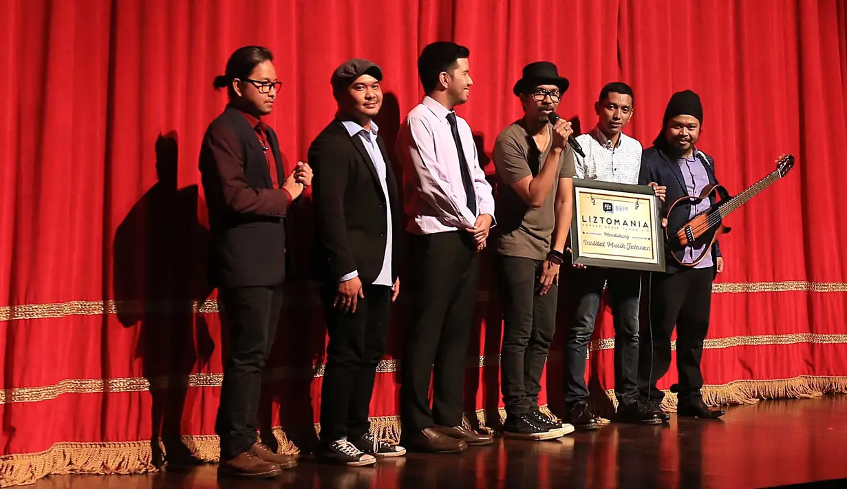 Kabar soal hengkangnya Is dari Payung Teduh bukan lah hal yang menyenangkan, terutama bagi penggemar mereka. Dituturkannya, Is masih memiliki ikatan kontrak dengan Payung Teduh sampai 31 Desember 2017 nanti. (Deki Prayoga/Bintang.com)