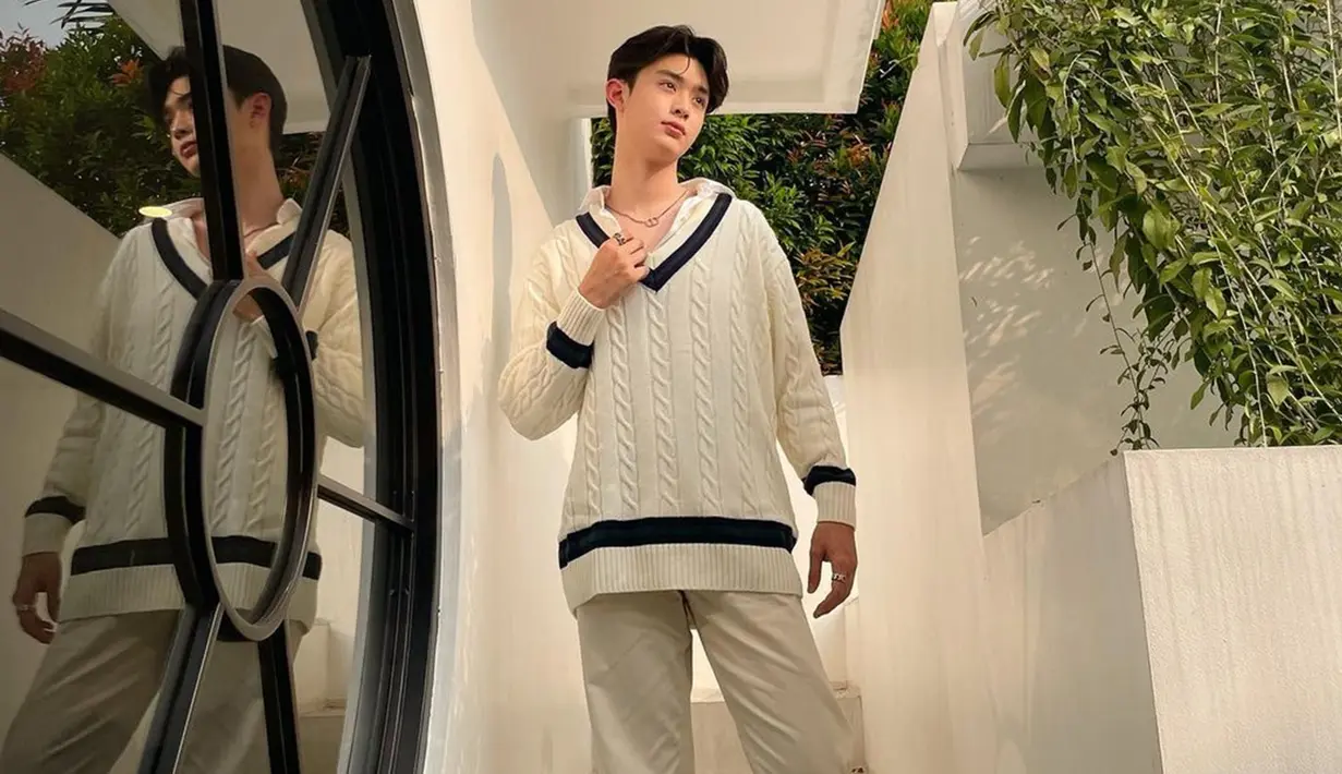 Penampilan Prince memakai busana serba putih yang dipadukan dengan sweater ini juga bisa menjadi ide inspirasi. Detail penampilannya pun terlihat dalam motif sweater yang digunakan.(Liputan6.com/IG/@phrrince)