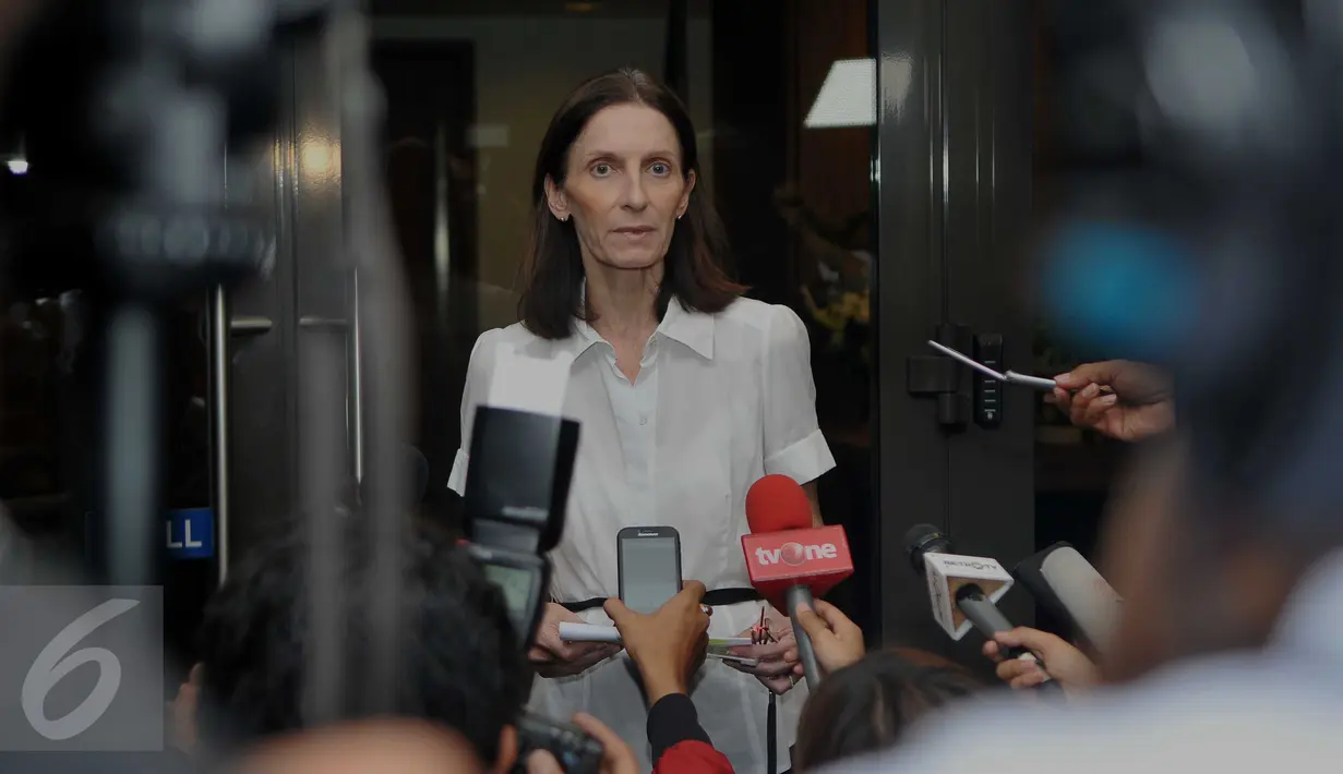 Dubes Perancis untuk Indonesia, Corinne Breuze, menggelar konferensi pers terkait bom di Paris, Jakarta, Sabtu (14/11/2015). Corinne berterima kasih kepada rakyat Indonesia, yang memberikan dukungan moril kepada Perancis. (Liputan6.com/Gempur M Surya)