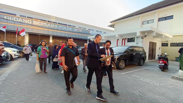 Sejumlah mantan anggota DPRD kota Malang periode 1992-1997 saat melaporkan Wali Kota Malang, Sutiaji ke Ditreskrimsus Polda Jatim. (Dian Kurniawan/Liputan6.com)