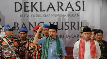 Yusril Ihza Mahendra memberi sambutan pada acara deklarasi dukungan yang dilakukan relawan Duta Yusril di Cempaka Putih, Jakarta, Minggu (11/9). Deklarasi itu bentuk dukungan untuk Yusril maju pada Pilgub DKI Jakarta 2017. (Liputan6.com/Faizal Fanani)