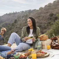 Meskipun berlibur, kamu tetap bisa mengonsumsi makanan sehat dengan beberapa tips. (Foto: Freepik)