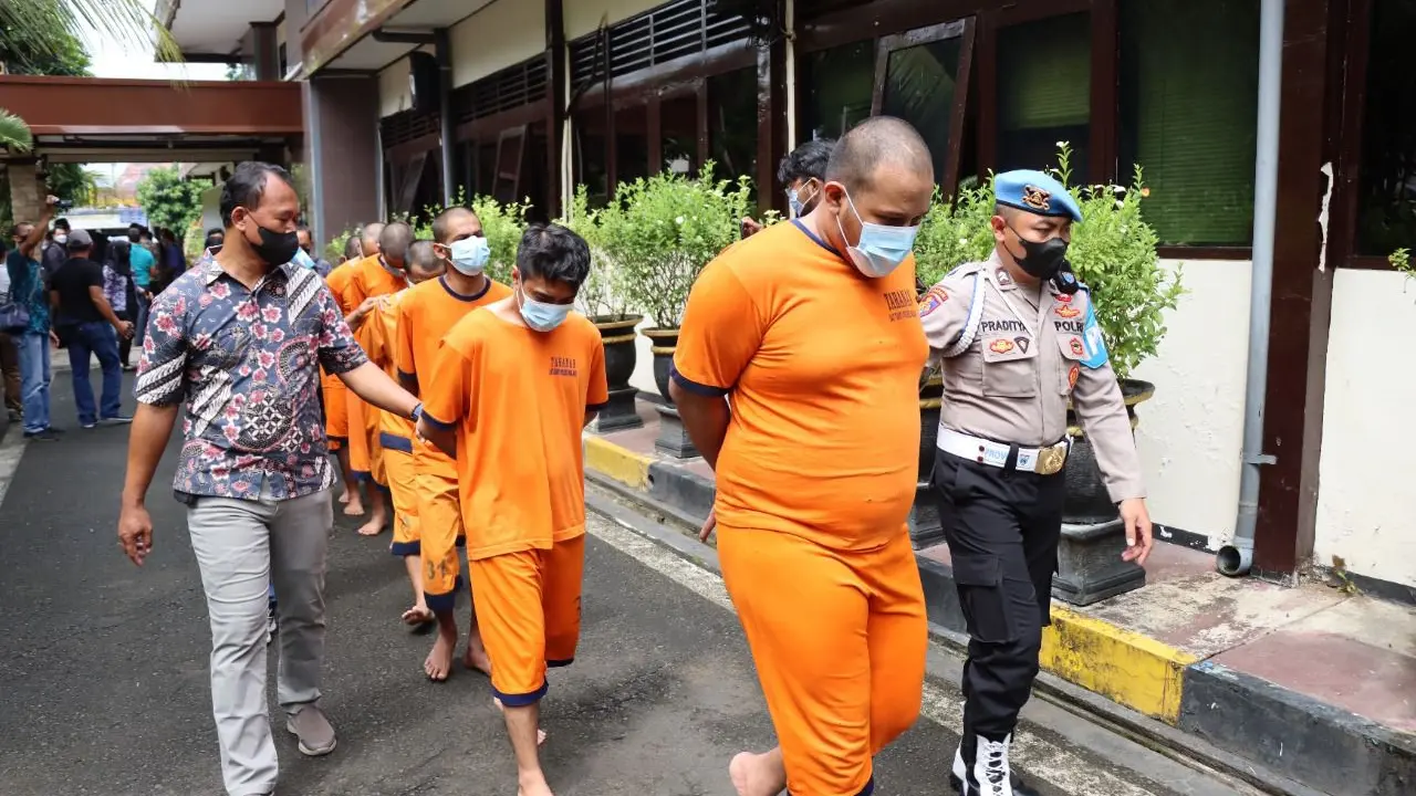 Para tersangka pengedar sabu diringkus di Malang. (Dian Kurniawan/Liputan6.com)