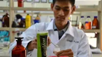 Mahasiswa Malang luncurkan pasta gigi cangkang telur (Liputan6.com/Zainul Arifin)