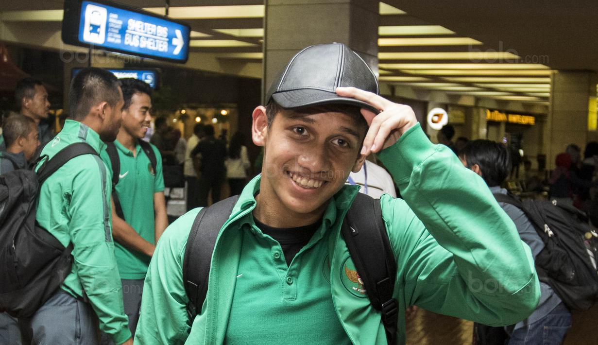 Gelandang Timnas Indonesia U-19, Egy Maulana Vikri, merapihkan topi saat tiba di Bandara Soetta, Tangerang, Rabu (20/9/2017). Timnas U-19 kembali ke tanah air setelah berhasil meraih peringkat ketiga Piala AFF U-18. (Bola.com/Vitalis Yogi Trisna)