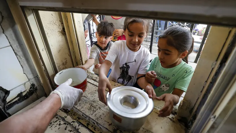 FOTO: Berbagi Makanan Buka Puasa Selama Ramadhan di Baghdad
