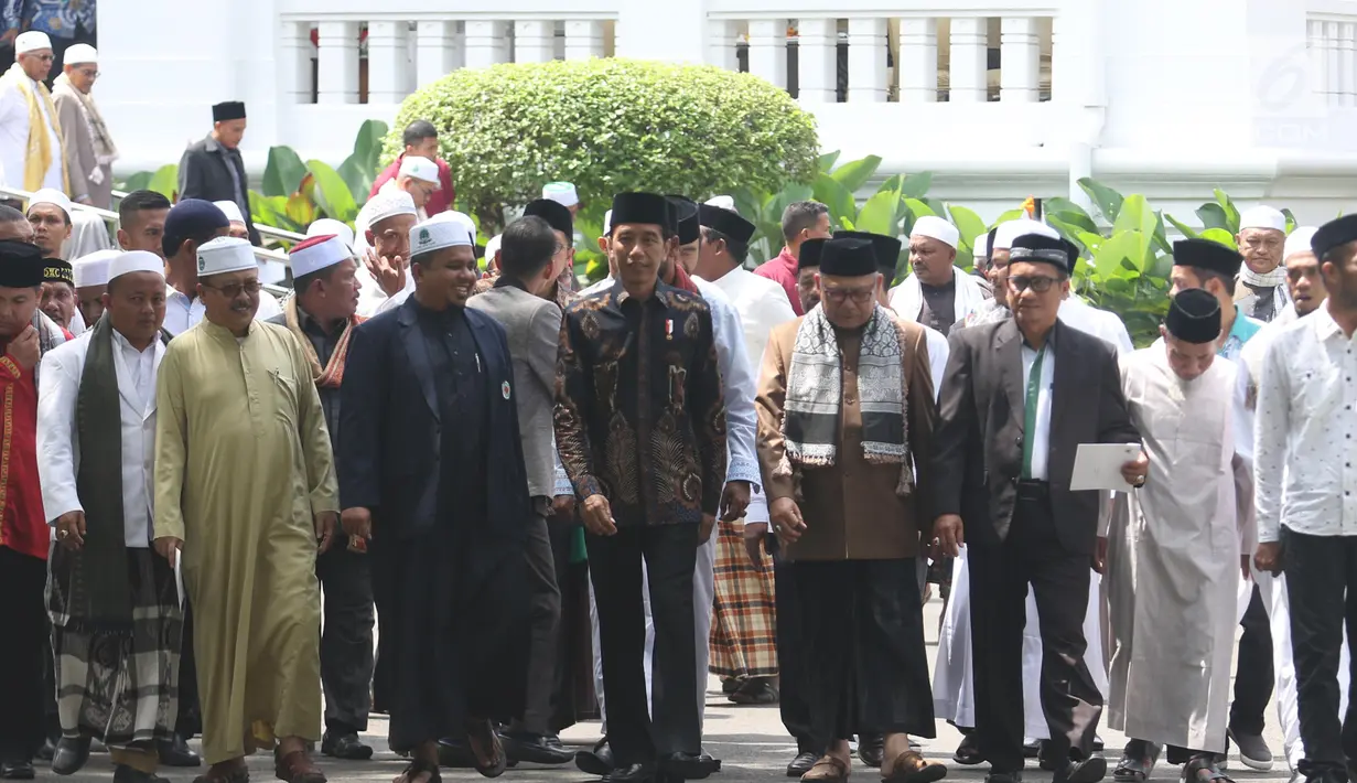 Presiden Joko Widodo (tengah) berjalan bersama ulama asal Provinsi Aceh usai pertemuan di Istana Negara, Jakarta, Selasa (5/3). Dalam pertemuan, Jokowi turut didampingi Menteri Agama Lukman Hakim Saifuddin. (Liputan6.com/Angga Yuniar)